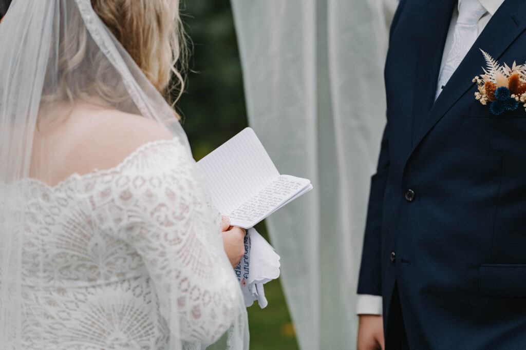 Minnesota bride reading vows in Duluth Minnesota